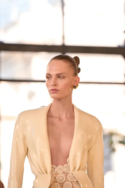 Look 10